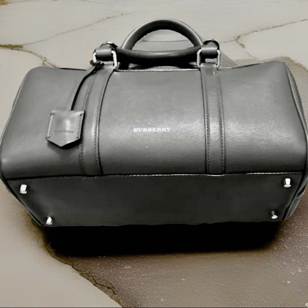 BURBERRY
Medium Leather Bowling Bag Black Color Almost New